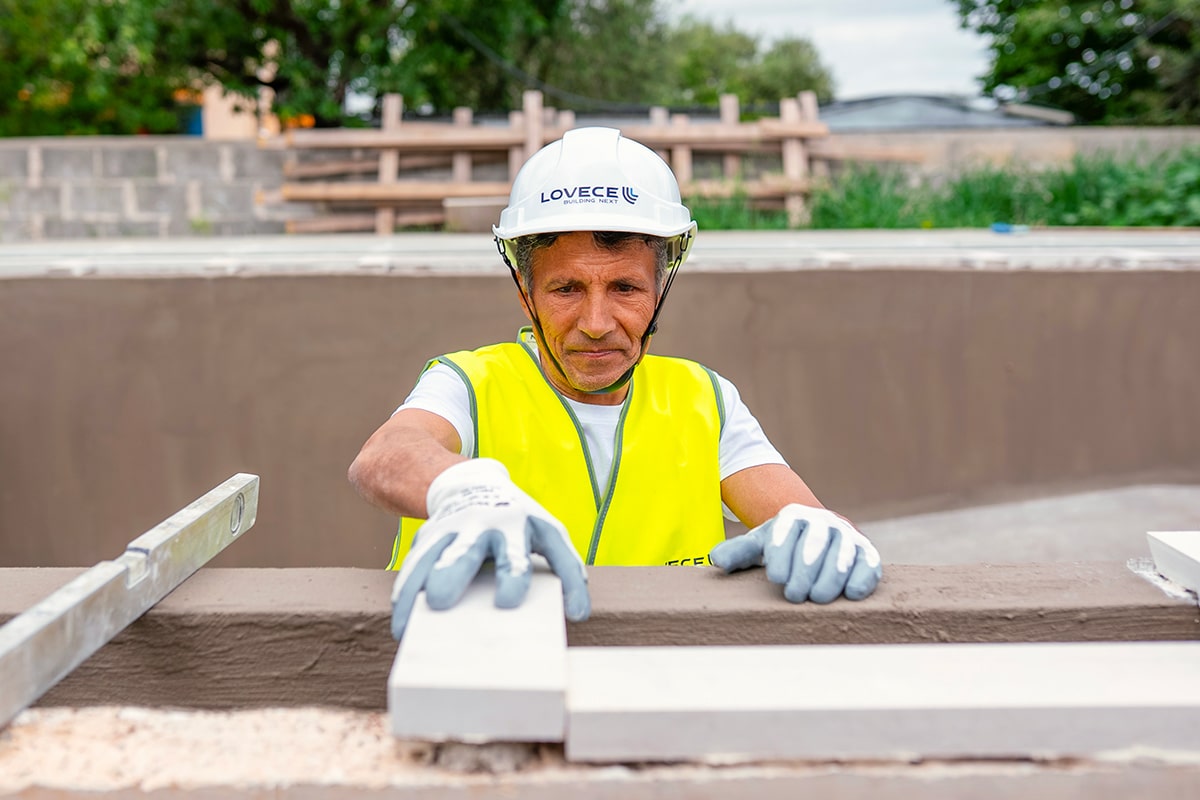 Dipendente che sta facendo muro a secco - Lovece