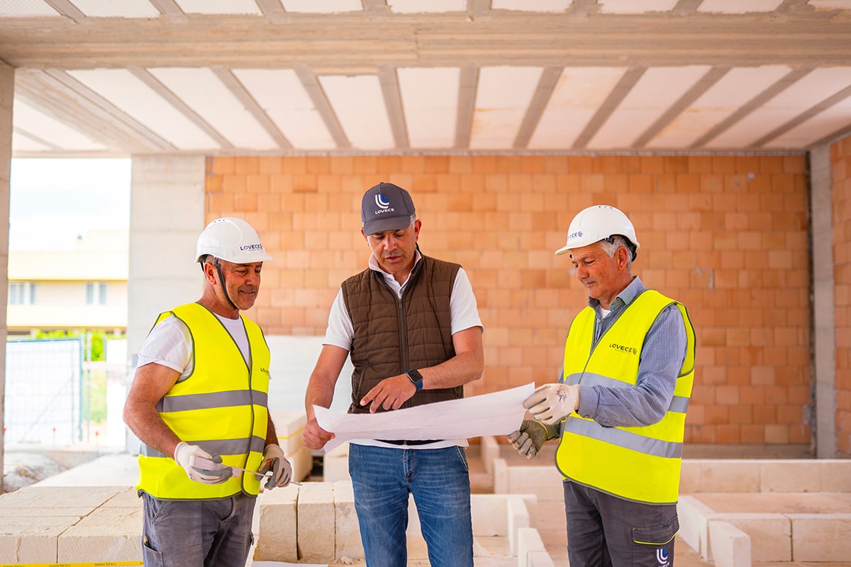 Luca lovece che parla con i collaboratori di un progetto